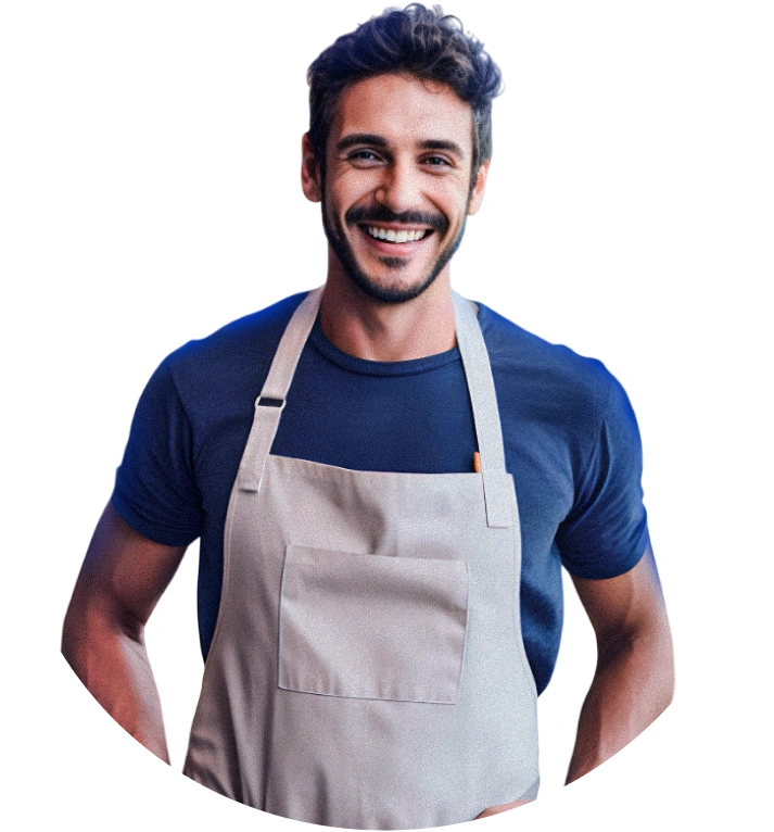 Empresário sorrindo após receber crédito personalizado