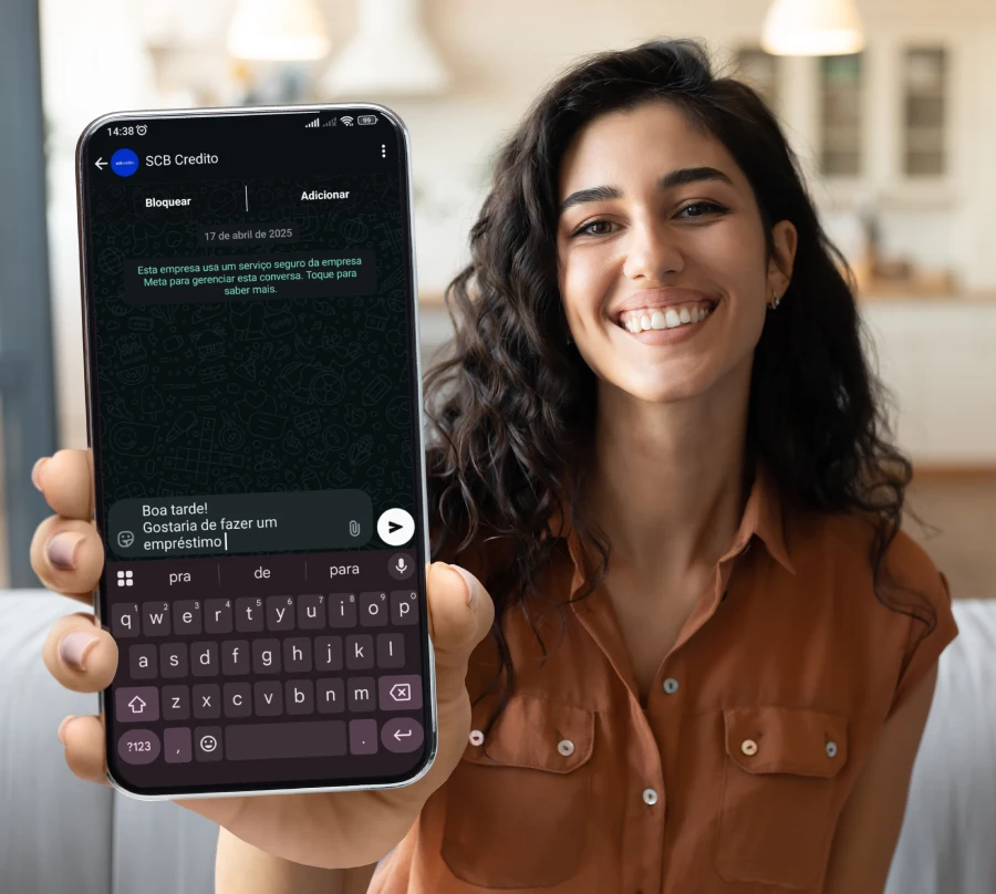 Mulher segurando celular, solicitando emprestimo para a SCB