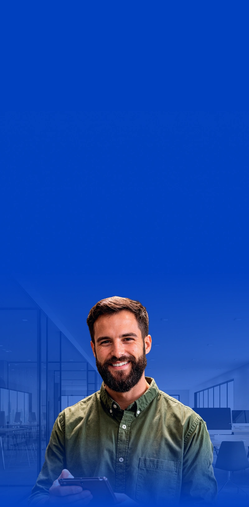Banner horizontal com fundo azul sólido. No centro, homem sorridente de barba, vestindo camisa verde-oliva, segurando e olhando para a tela de um celular.