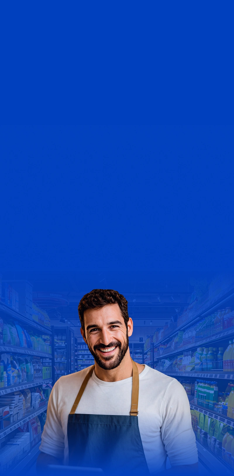 Banner horizontal com fundo azul sólido. No centro, homem sorridente com barba, vestindo camiseta branca e avental escuro, com os braços cruzados.